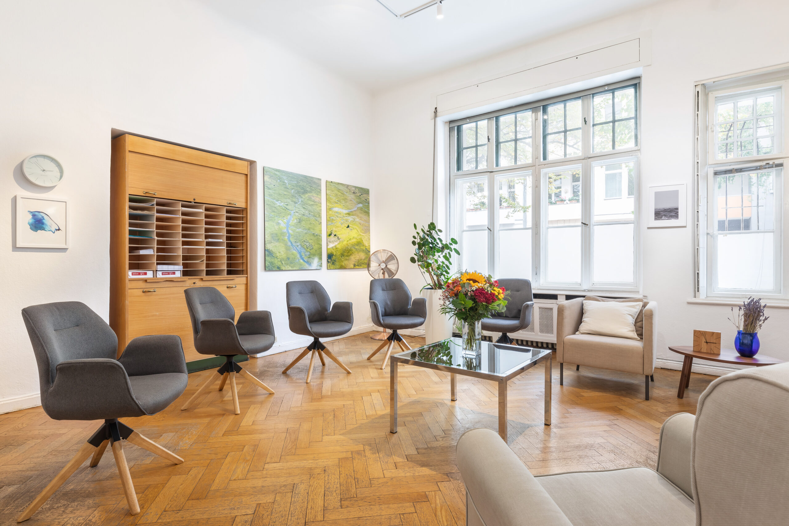 A psychotherapy Room which is used for grouptherapy and has chairs assigned in a halfcircle. There are big windows giving the psychotherapy room a convenient atmosphere.